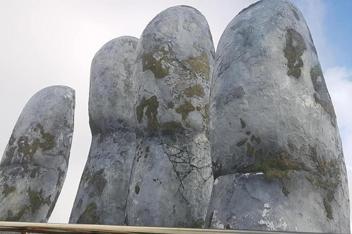 isang estatwa ng dalawang kamay na umaabot sa langit