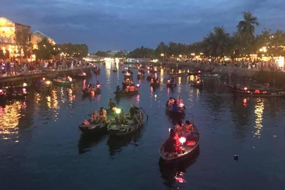 um grupo de barcos em um rio à noite