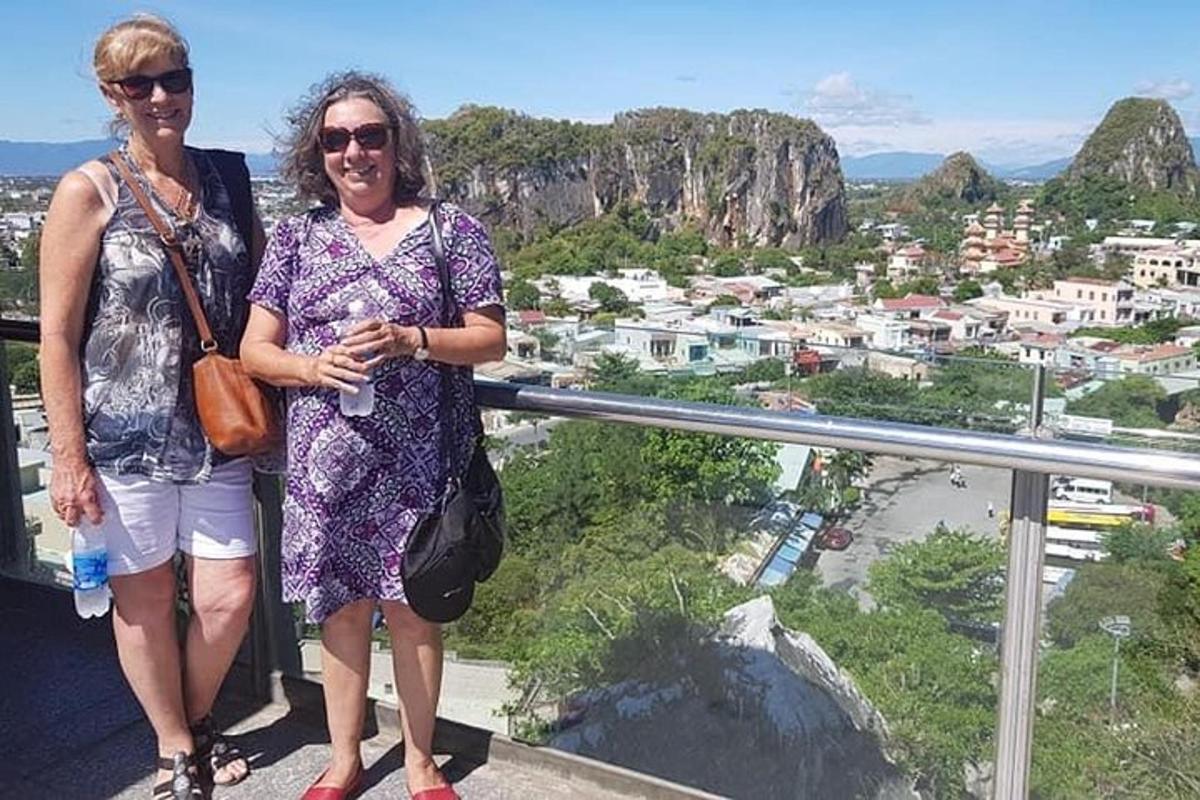 due donne sono in piedi sulla cima di una montagna