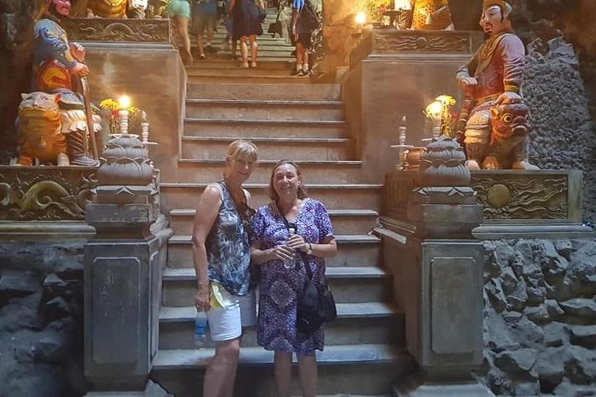 due donne in piedi sulle scale di fronte a un tempio