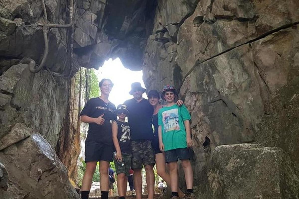 skupina lidí stojících v jeskyni
