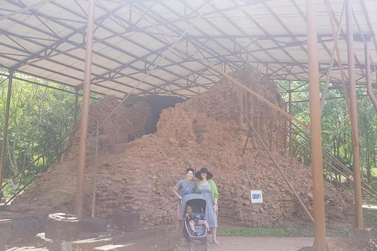 dva lidé sedící na kočárku před zdí