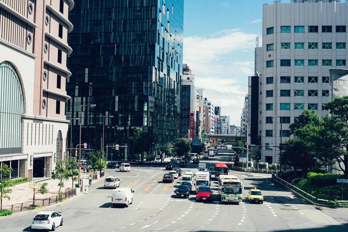 una strada cittadina trafficata con automobili ed edifici