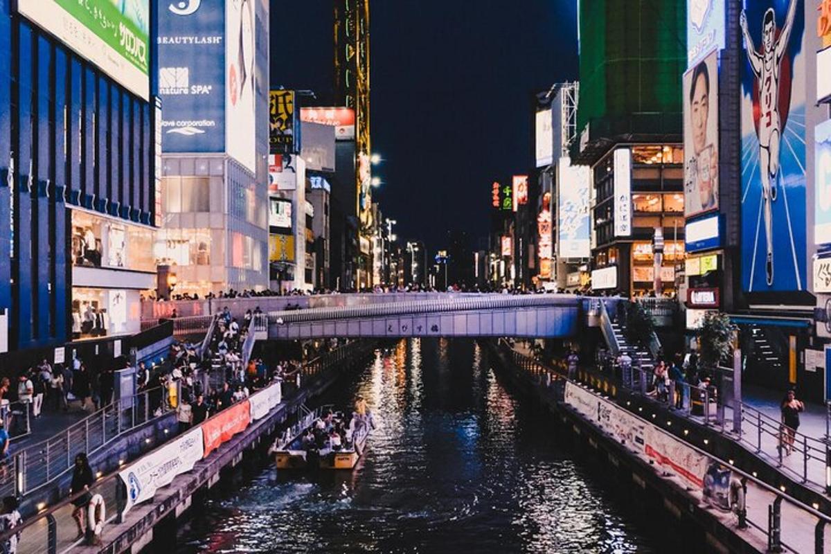 un fiume nel mezzo di una città di notte