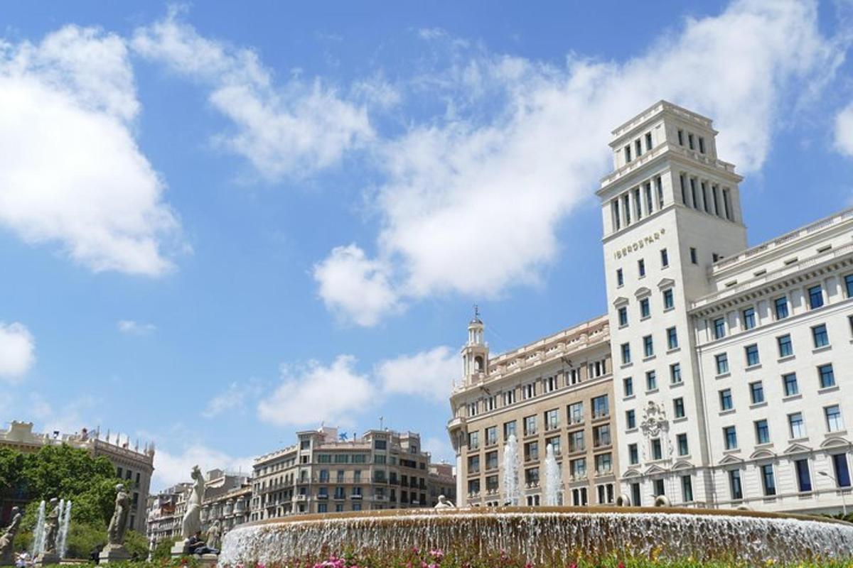 um grande edifício branco com uma fonte na frente