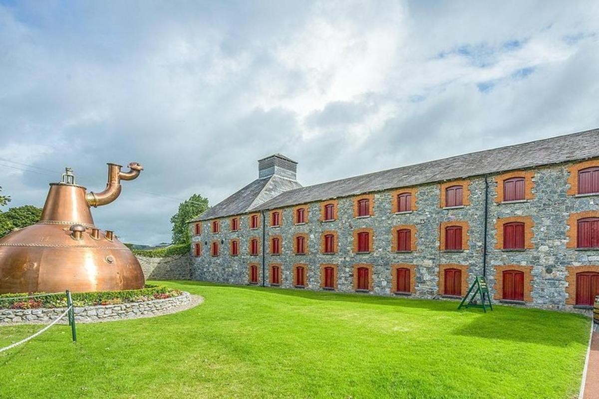 un grande edificio con una grande campana nel cortile