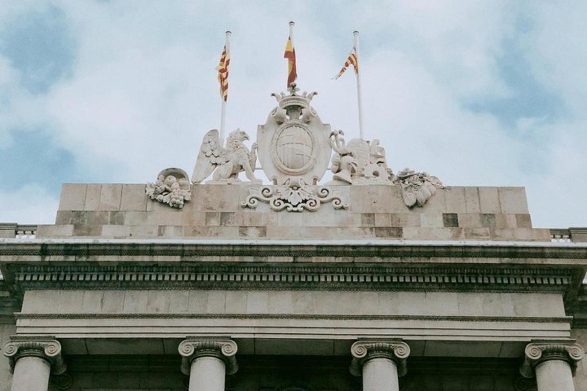 ένα κτίριο με τρεις σημαίες στην κορυφή του