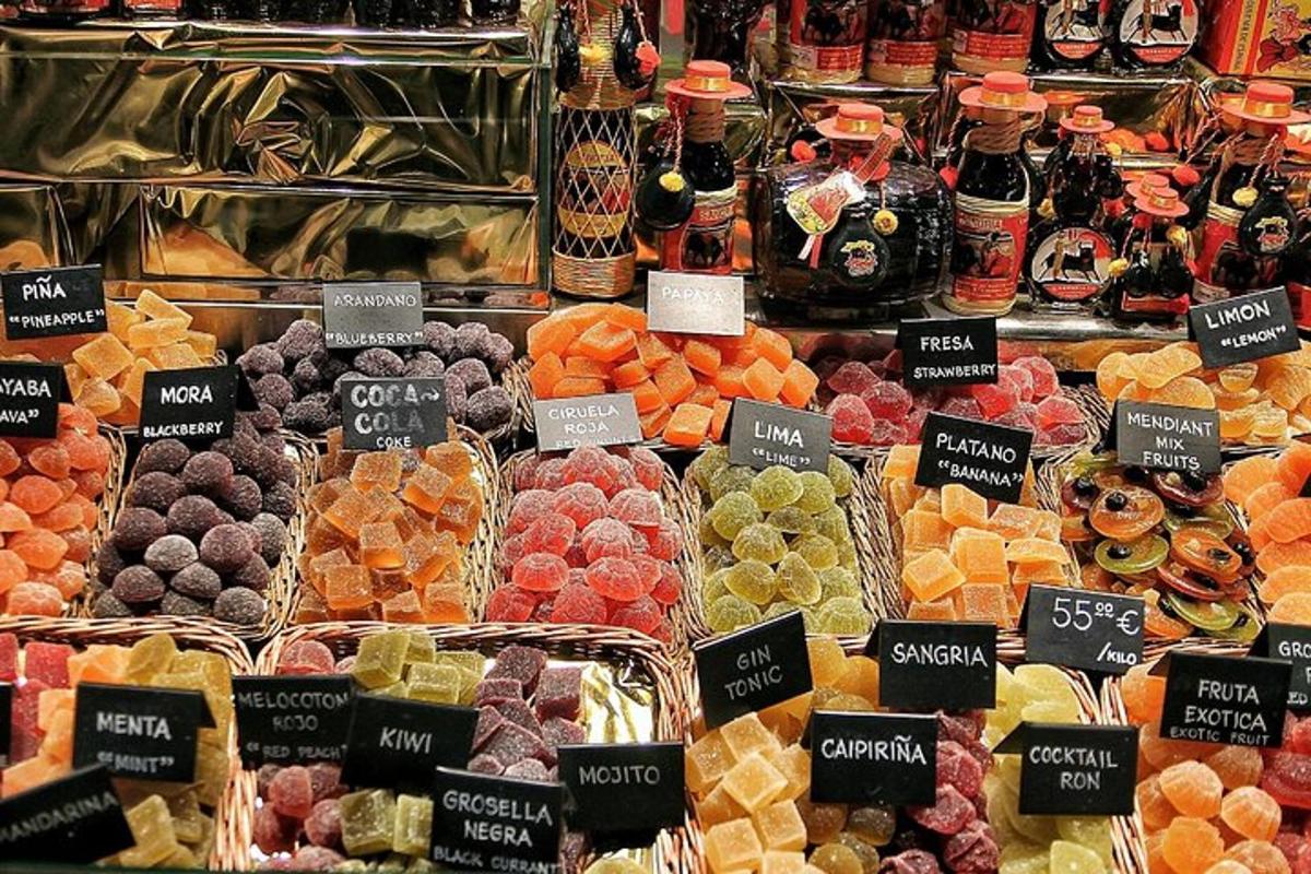 μια έκθεση με διάφορα είδη φρούτων και λαχανικών