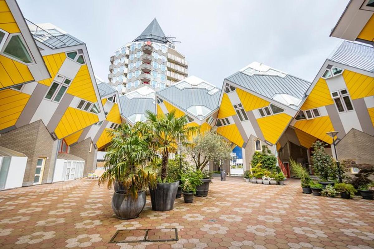 deretan rumah dengan warna kuning dan kelabu