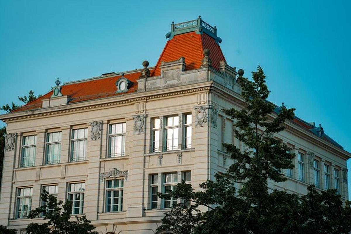 budova s červenou strechou navrchu