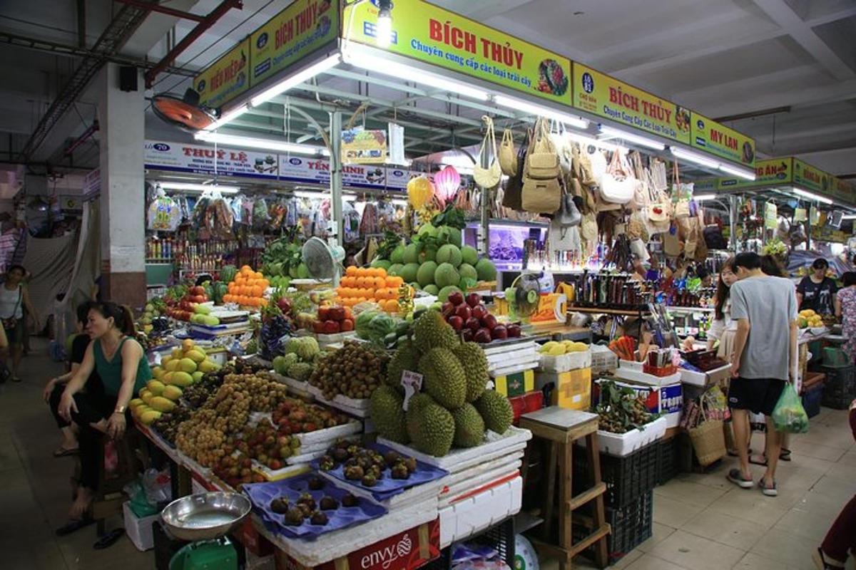 um mercado com um monte de frutas e vegetais em exposição