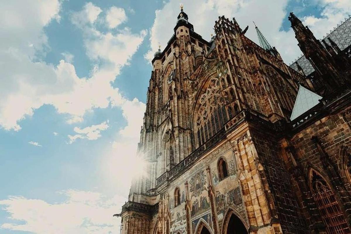một tòa nhà cũ với bầu trời ở phía sau