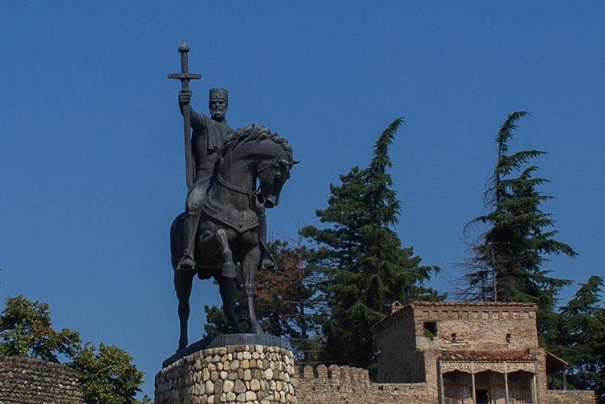 socha muža na koni s mečom