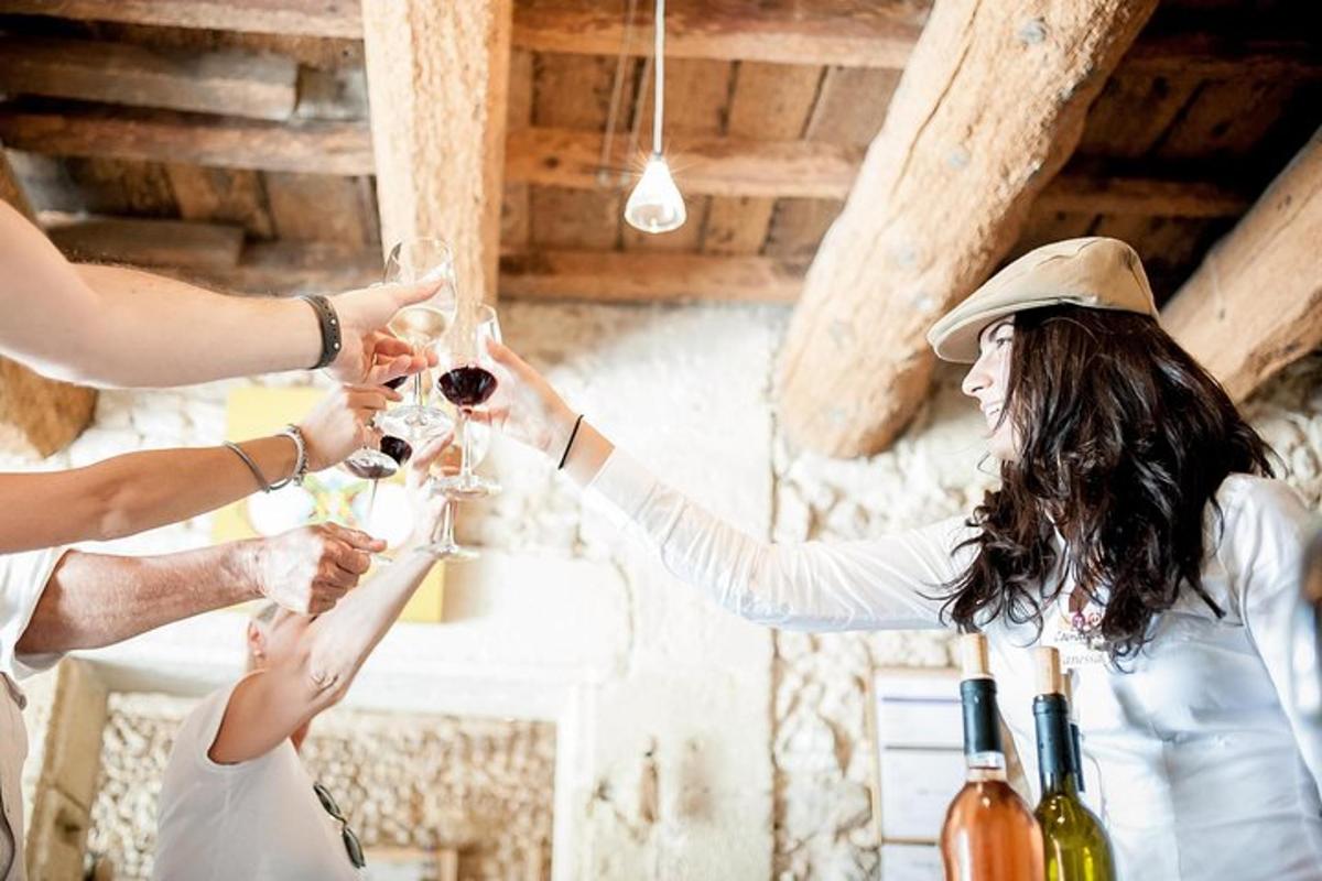 eine Gruppe von Menschen hält Gläser Wein