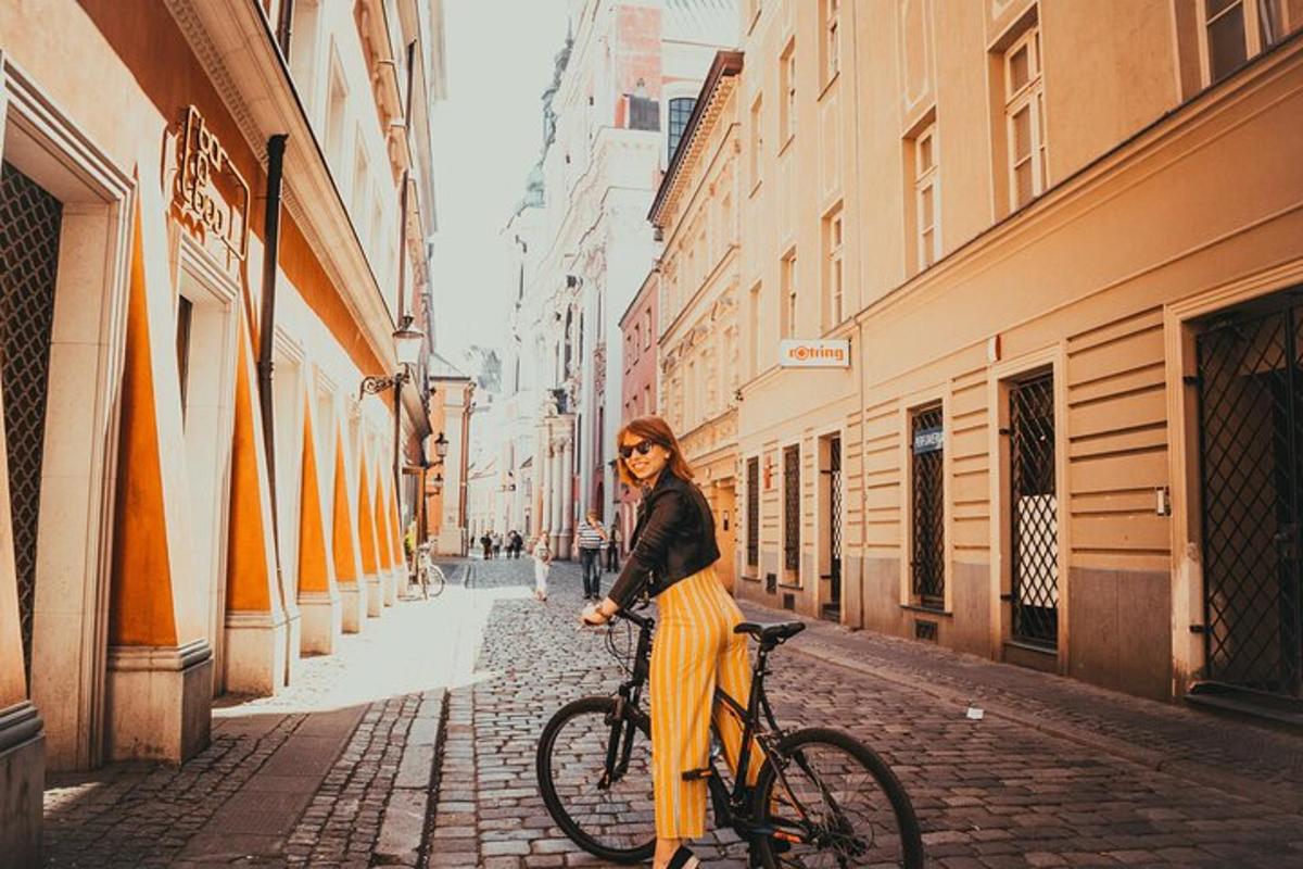 eine Frau, die mit dem Fahrrad eine Straße entlang fährt