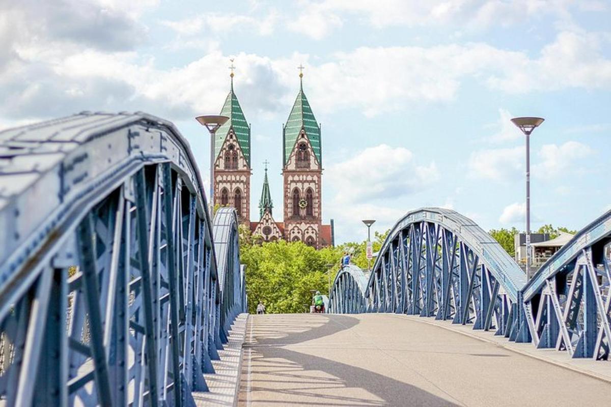 eine blaue Brücke mit einem Gebäude im Hintergrund