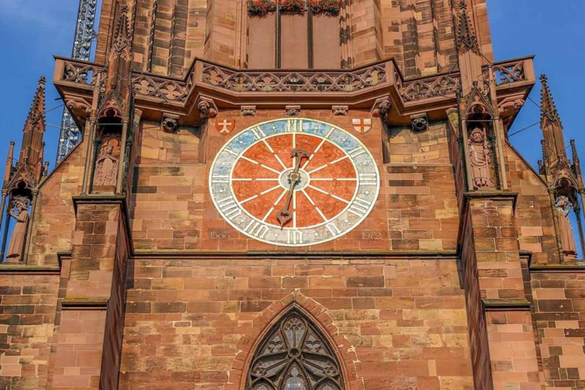 un'alta torre dell'orologio con un grande orologio su di essa