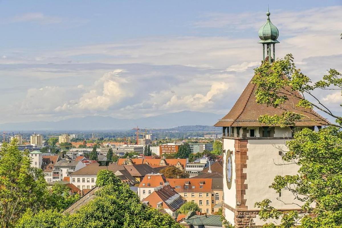 un edificio con una torre dell'orologio in una città