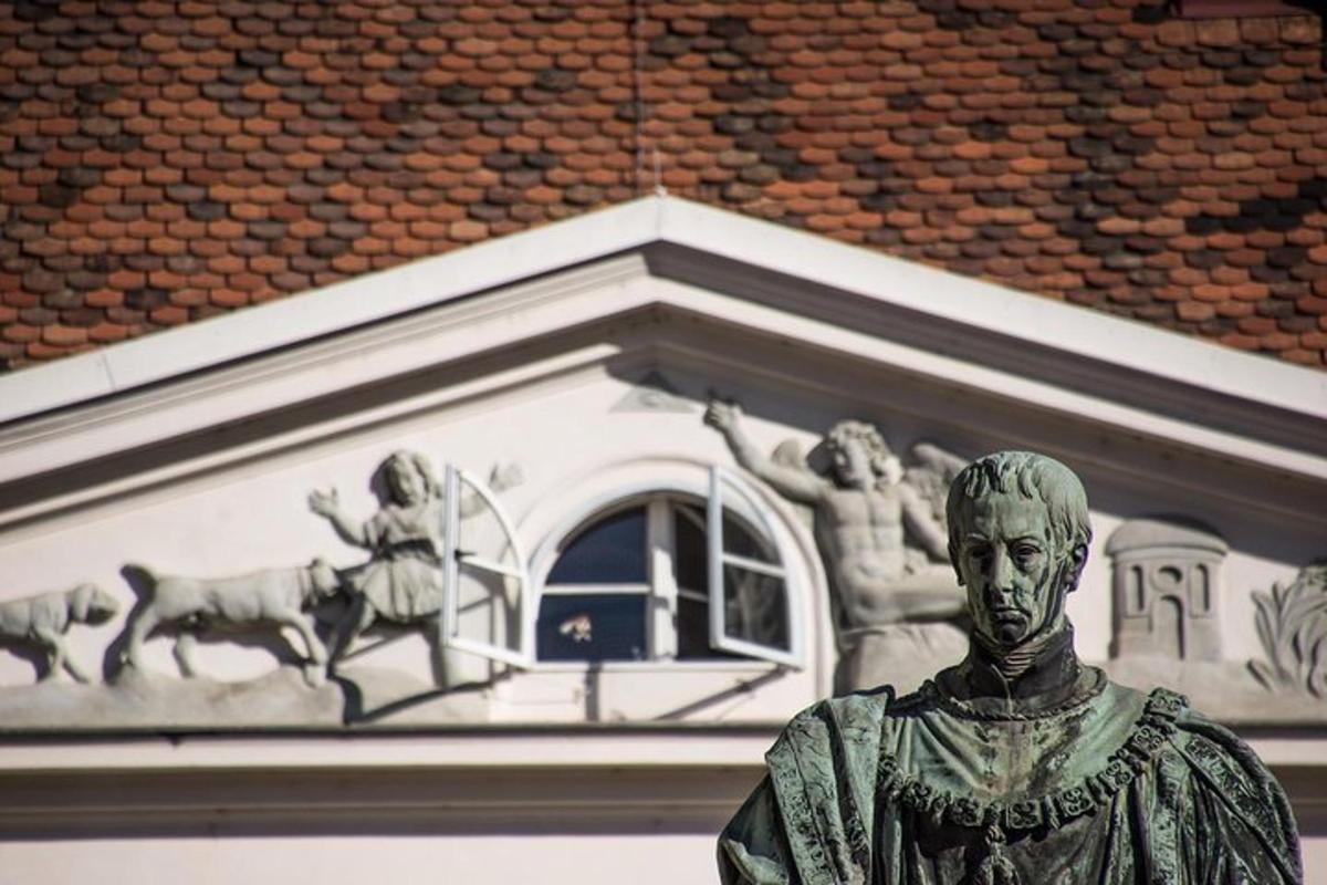 uma estátua de um homem em frente a um prédio