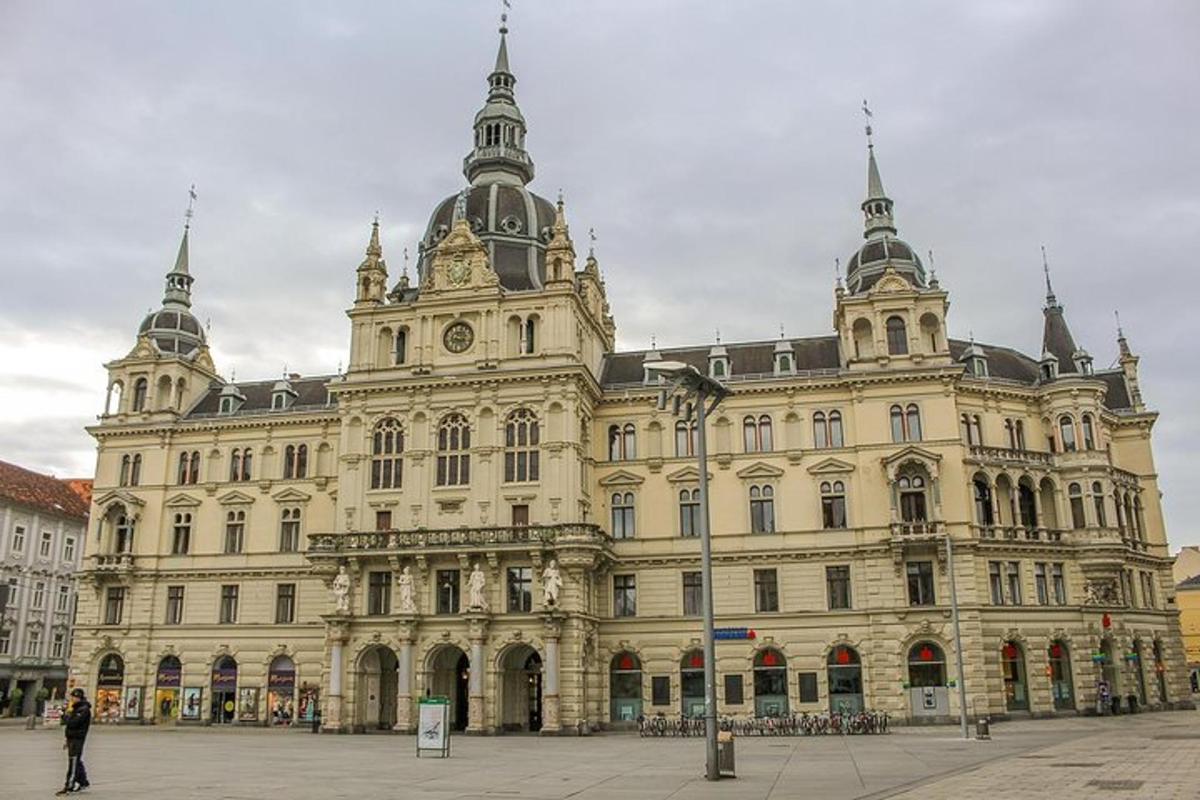 um grande edifício com uma pessoa parada na frente dele
