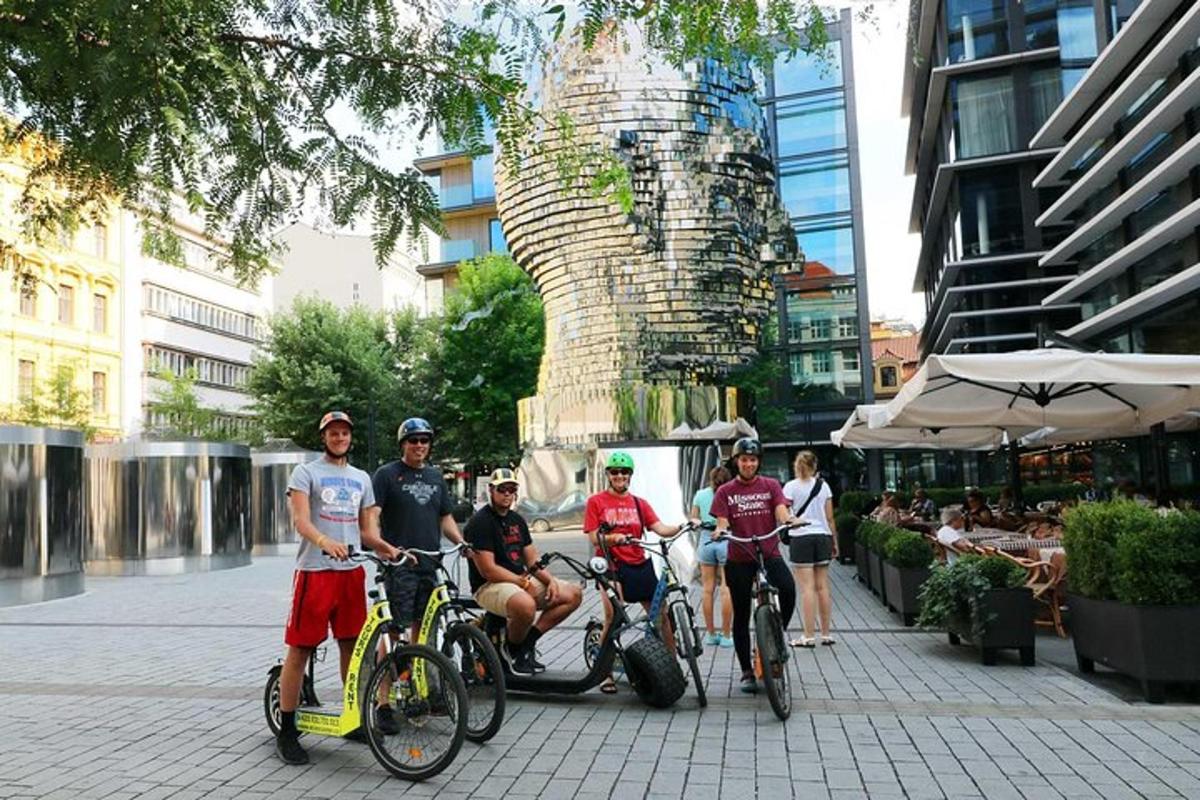 skupina ľudí jazdiacich na bicykloch na mestskej ulici