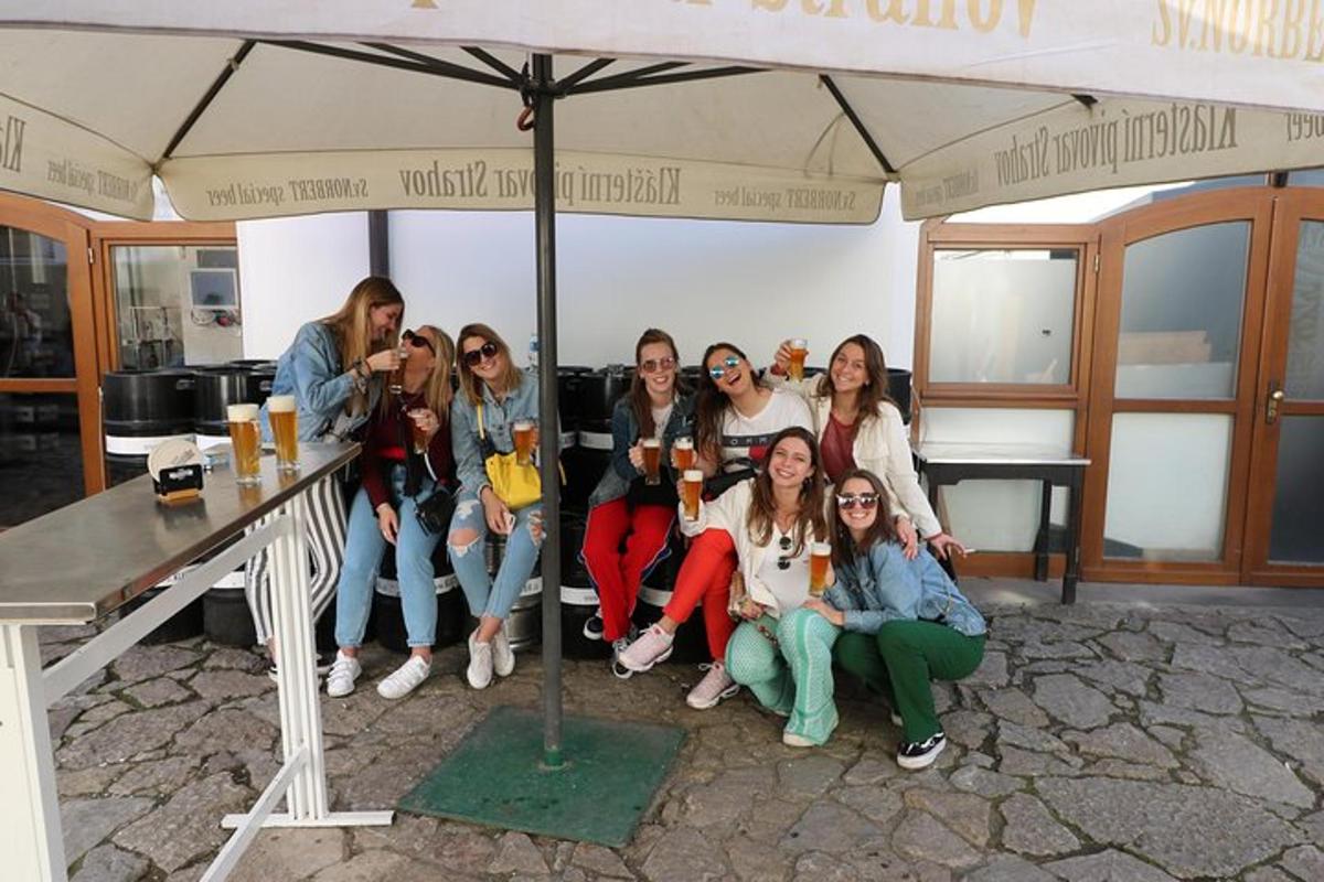 skupina žen pózujících pro fotografii pod deštníkem