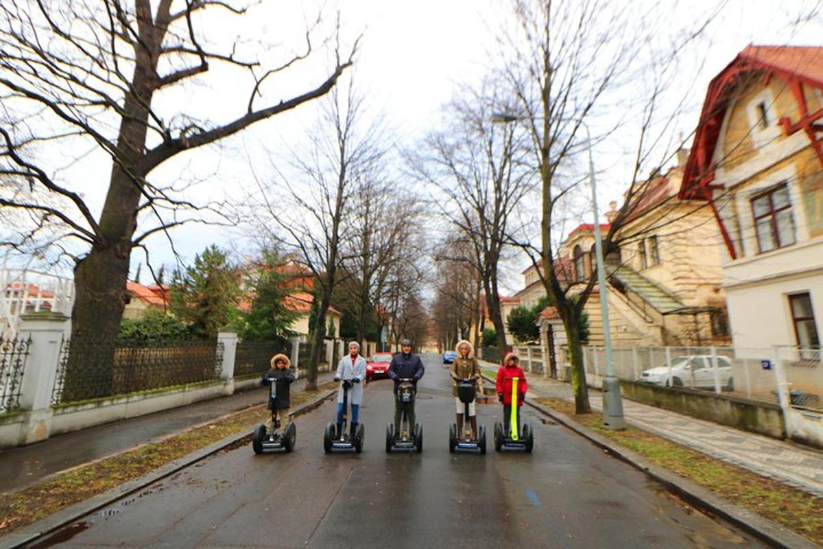 skupina ľudí jazdiacich na kolobežkách po ulici