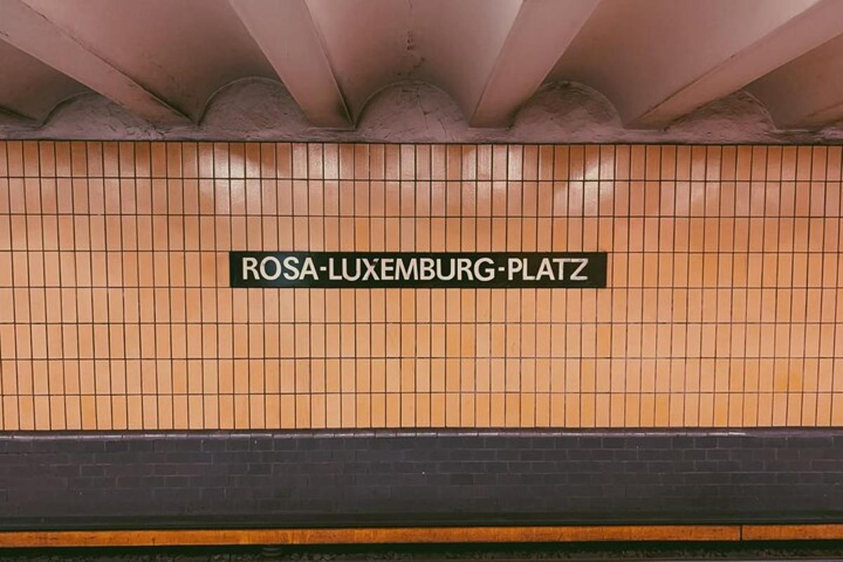 ženklas ant sienos metro stotyje