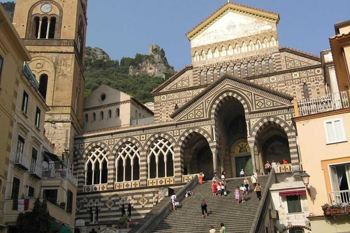 un gran edifici amb escales davant d'una església