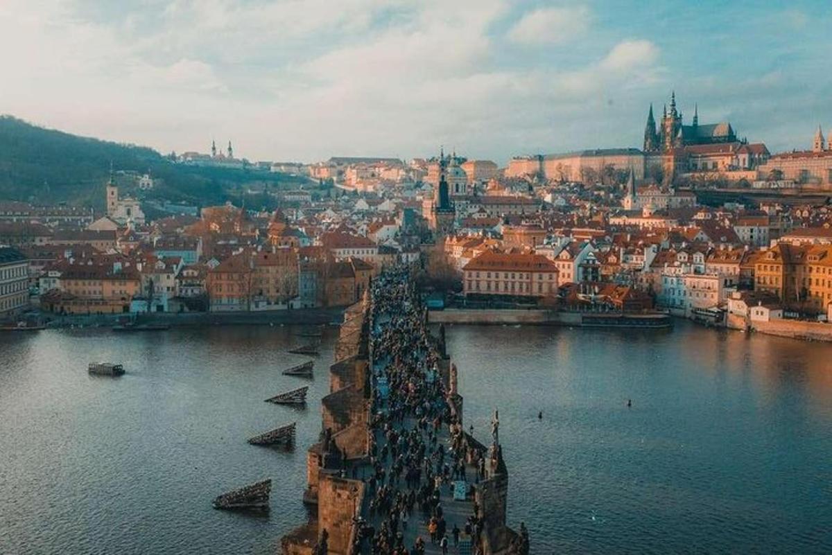 una vista d'una ciutat amb un riu i edificis
