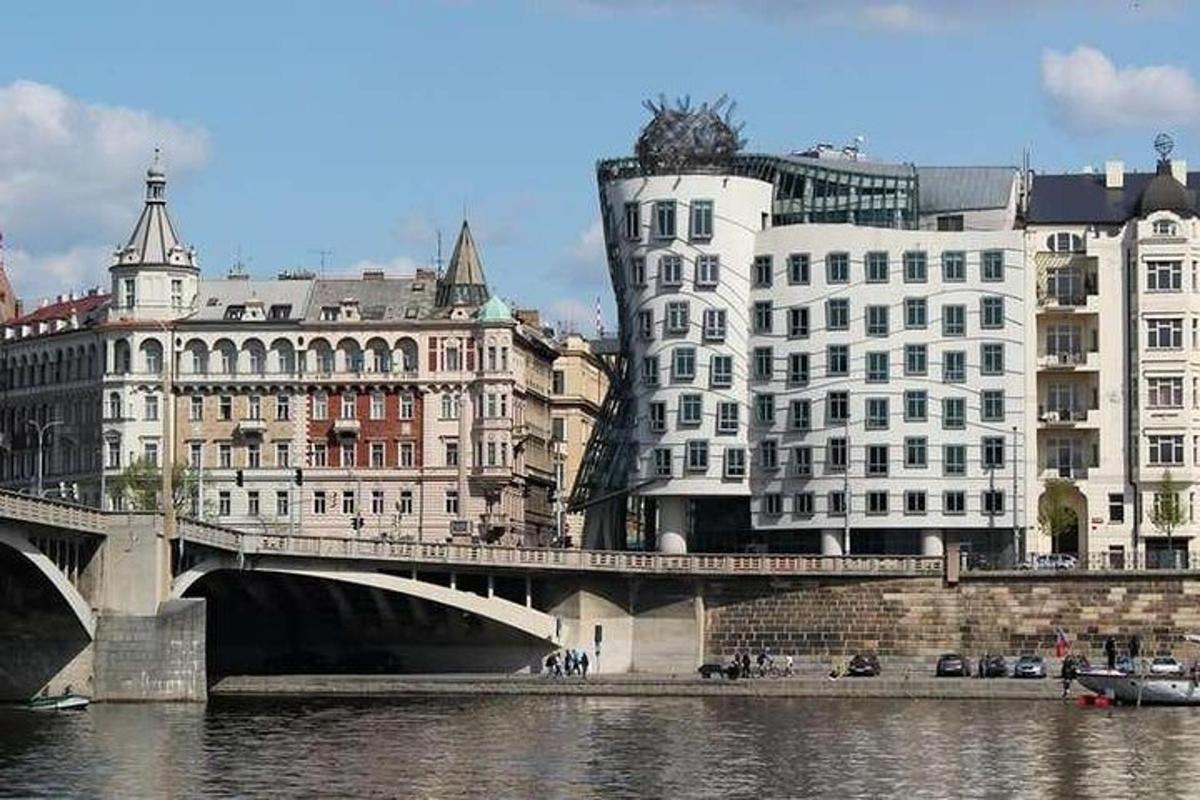Un puente sobre un río con edificios y una ciudad.