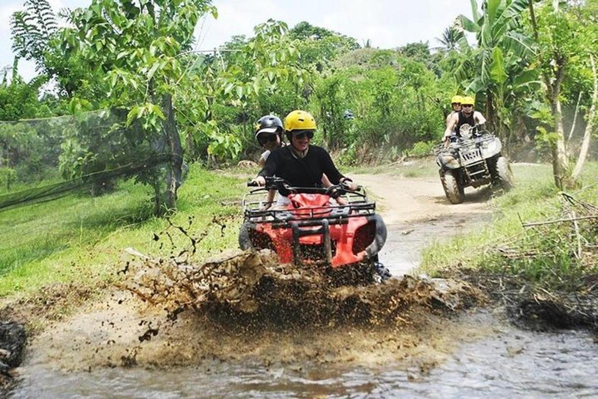sekumpulan orang menunggang atv menyusuri jalan tanah
