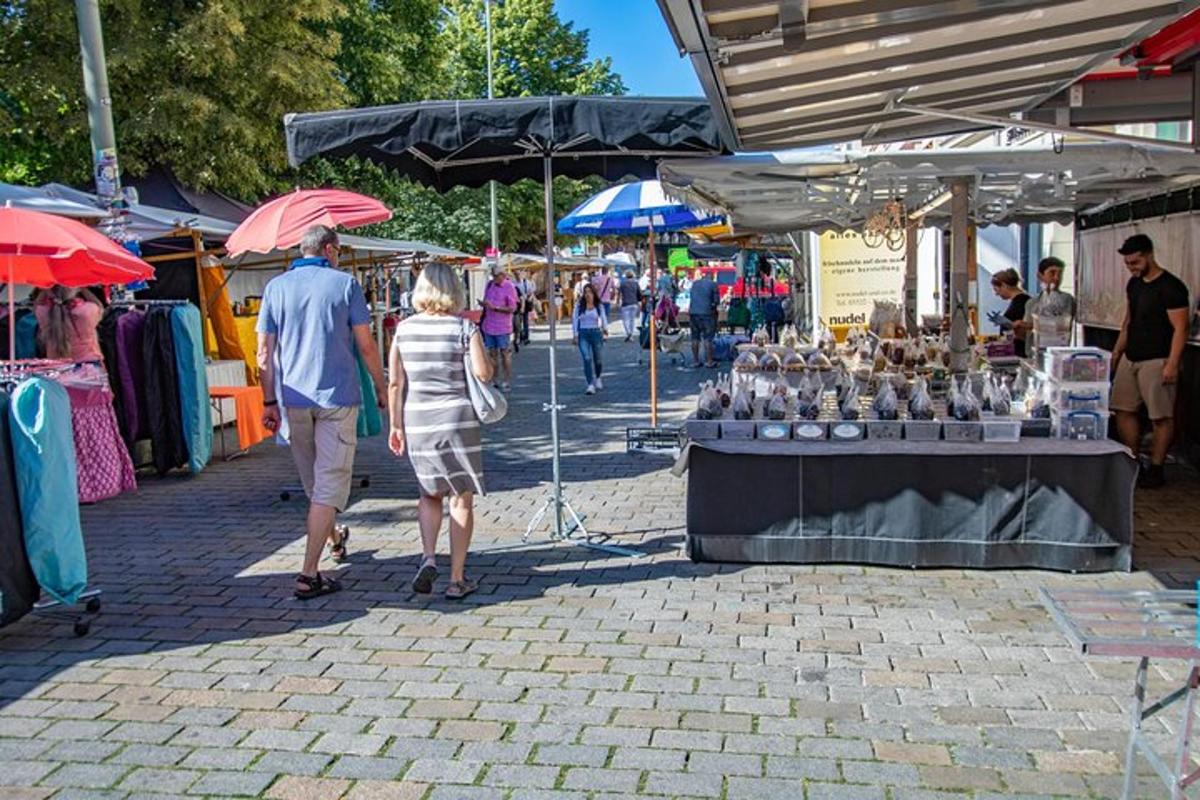 un uomo e una donna che camminano in un mercato