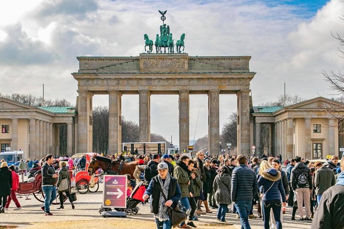 una folla di persone che cammina davanti a un monumento
