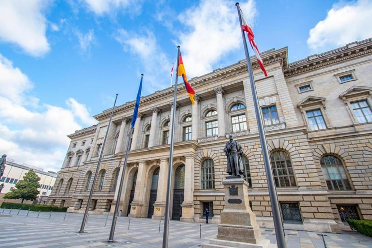 un edificio con tre bandiere di fronte