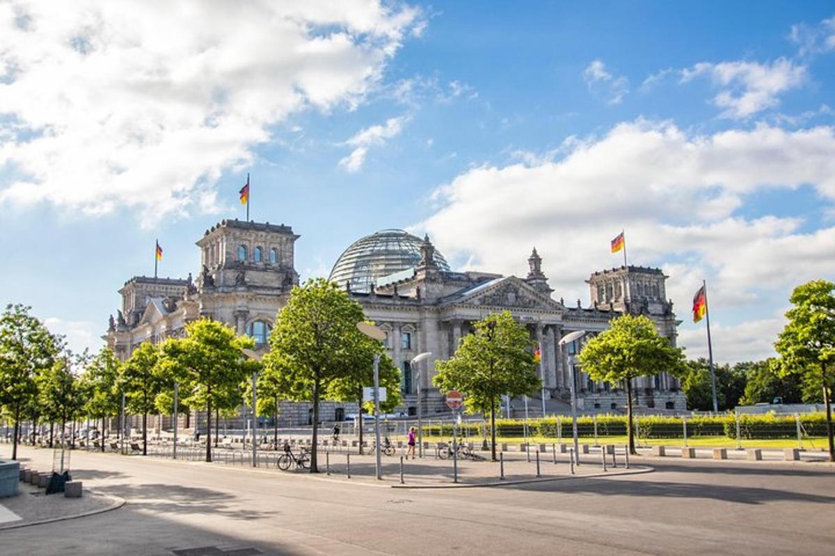 un grande edificio con bandiere di fronte