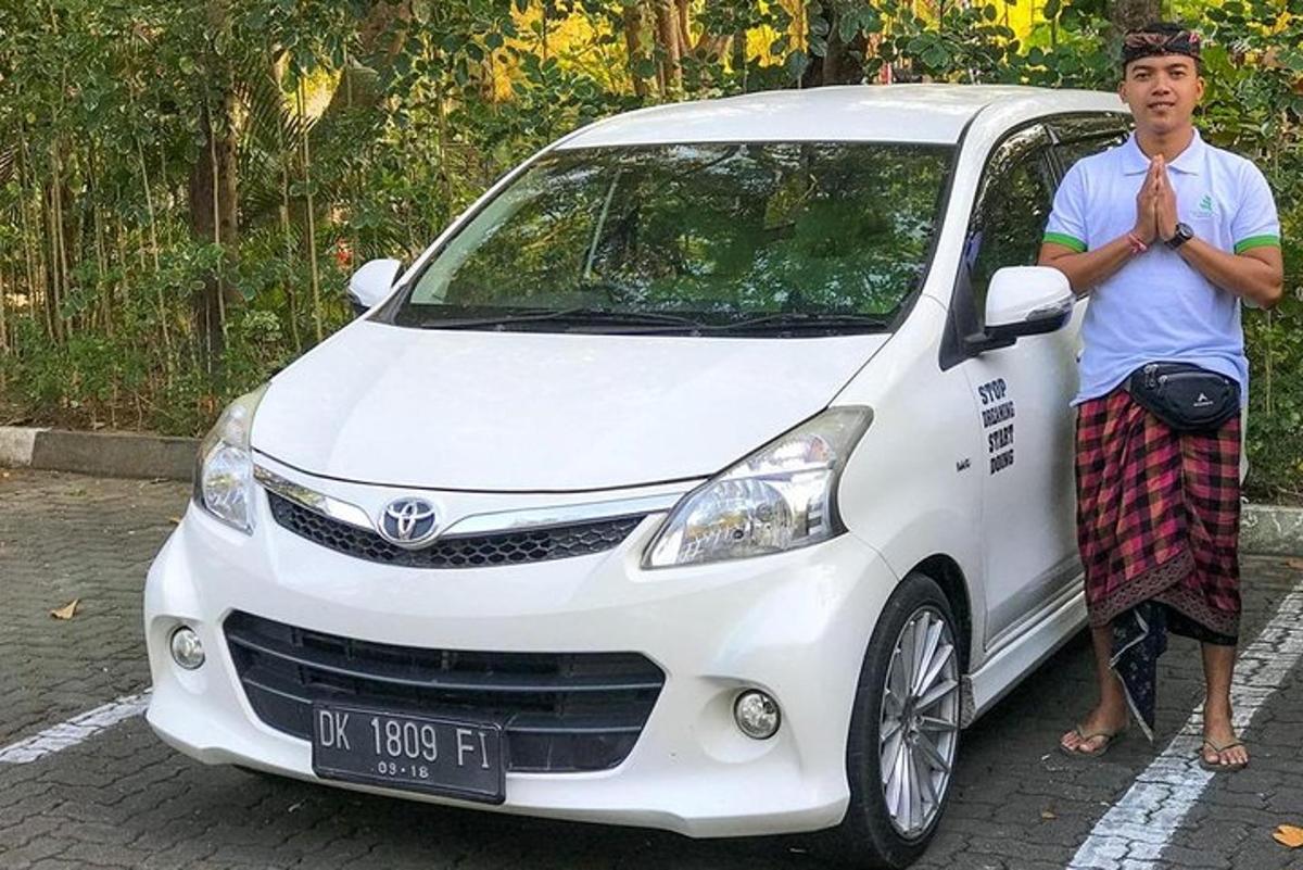 seorang lelaki berdiri di sebelah kereta putih
