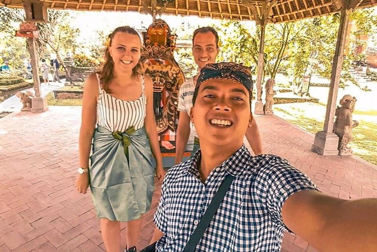 skupina lidí pózujících pro fotografii