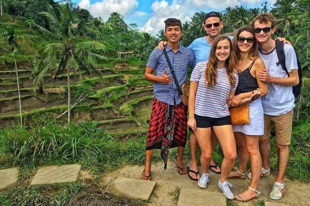 sekelompok orang berpose untuk foto di gunung