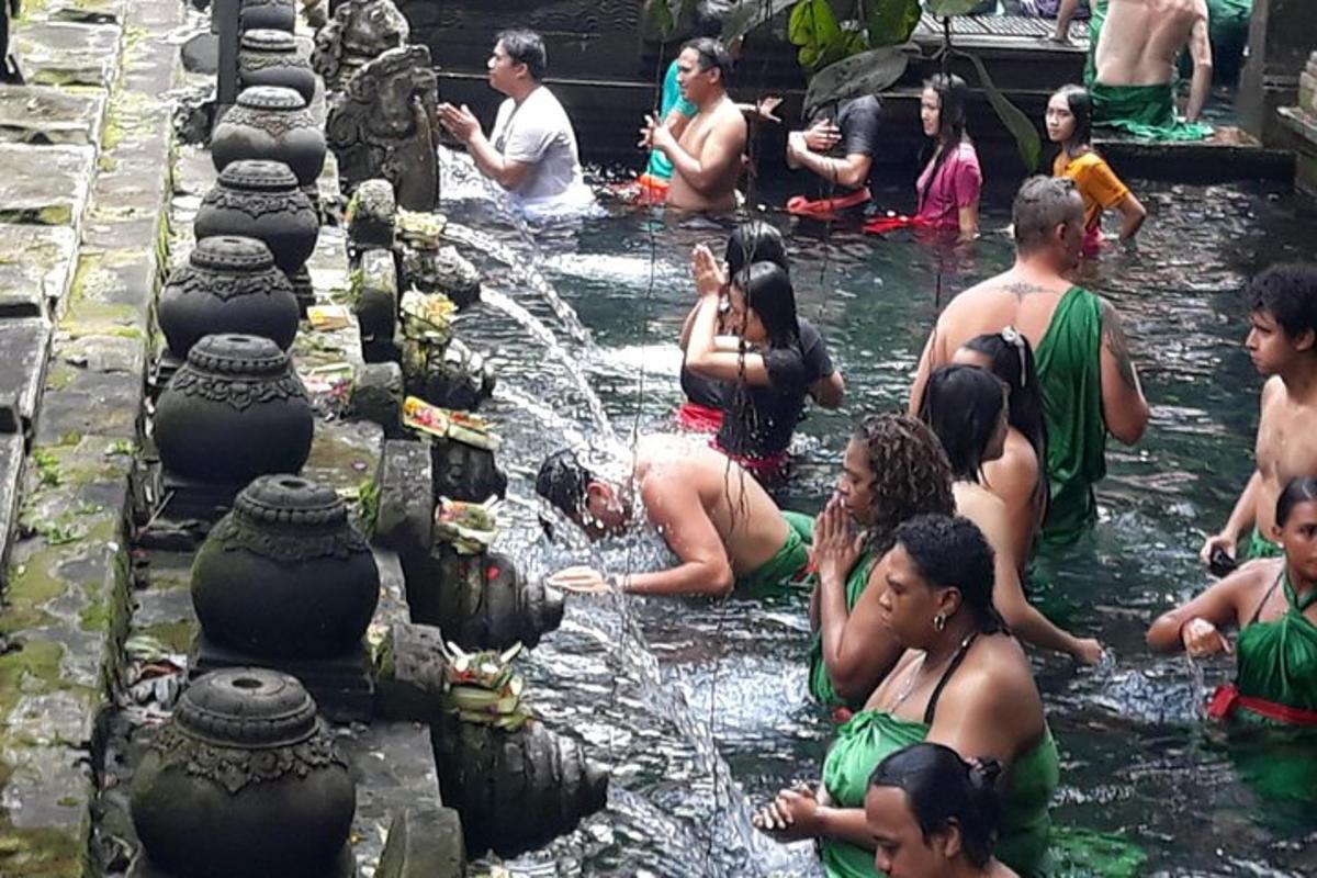un gruppo di persone che fanno il bagno nell'acqua