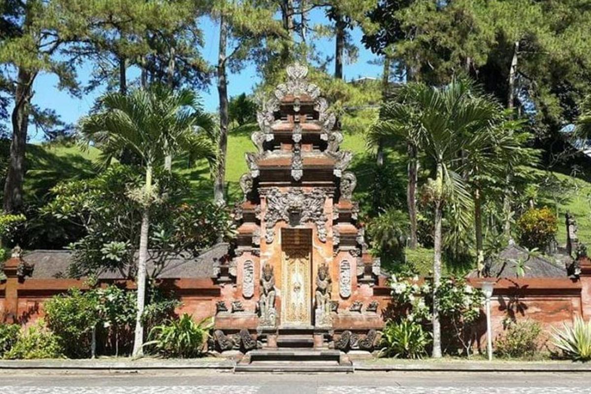 un monumento in mezzo a un parco con alberi