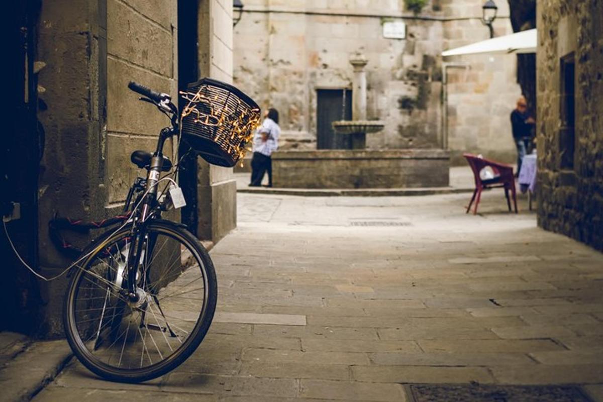 uma bicicleta estacionada ao lado de um prédio com uma cesta