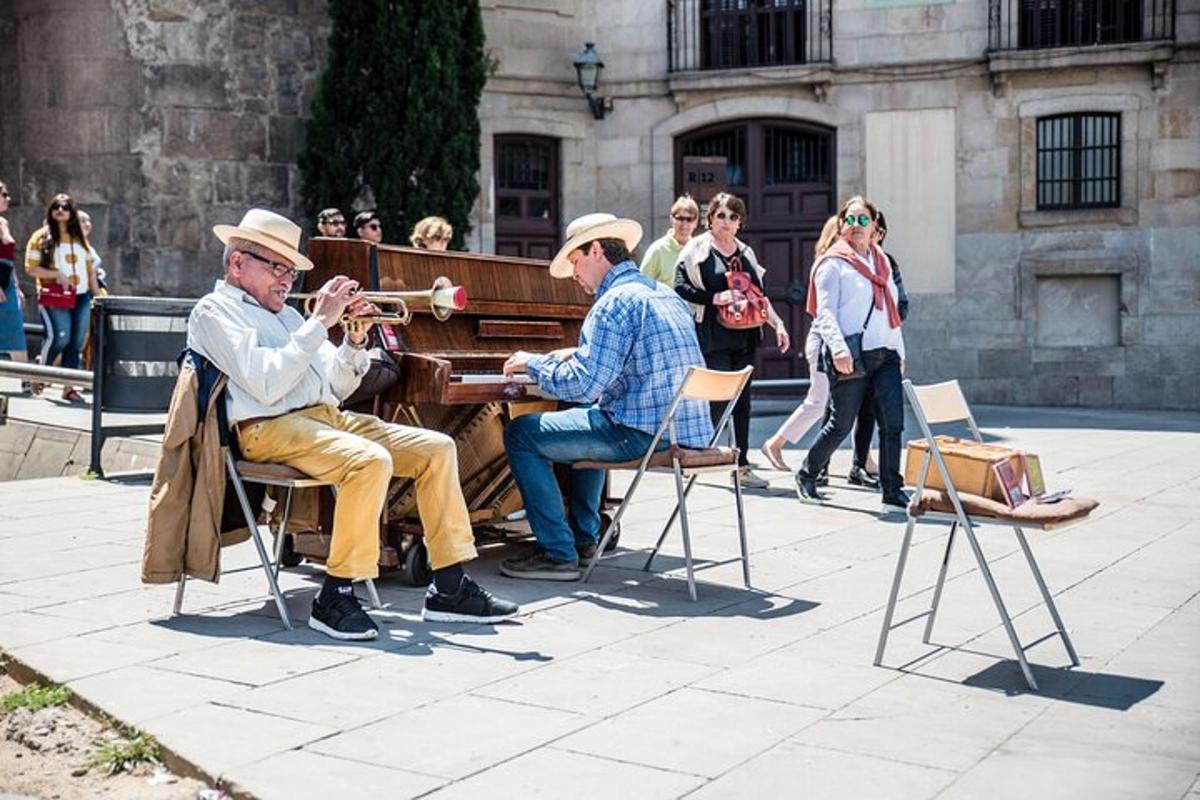 dwóch mężczyzn grających muzykę przed fortepianem