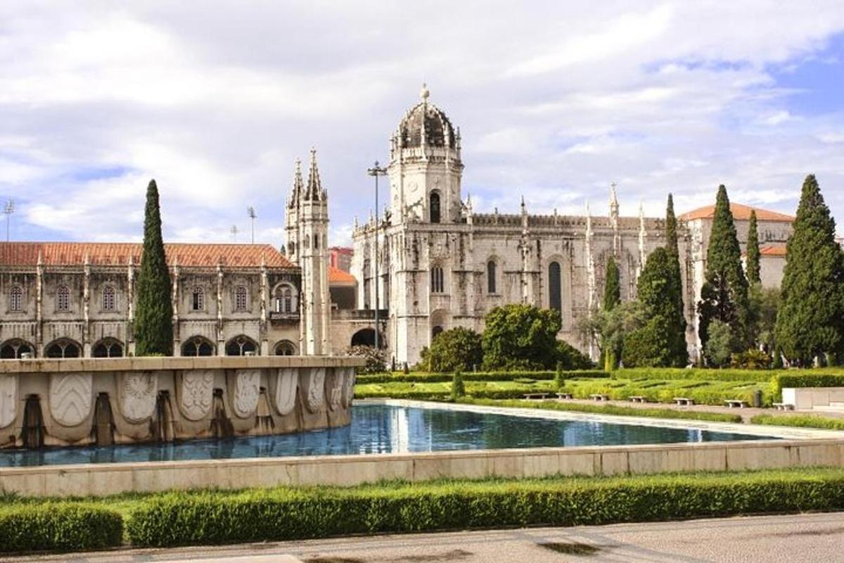um grande edifício com uma fonte na frente