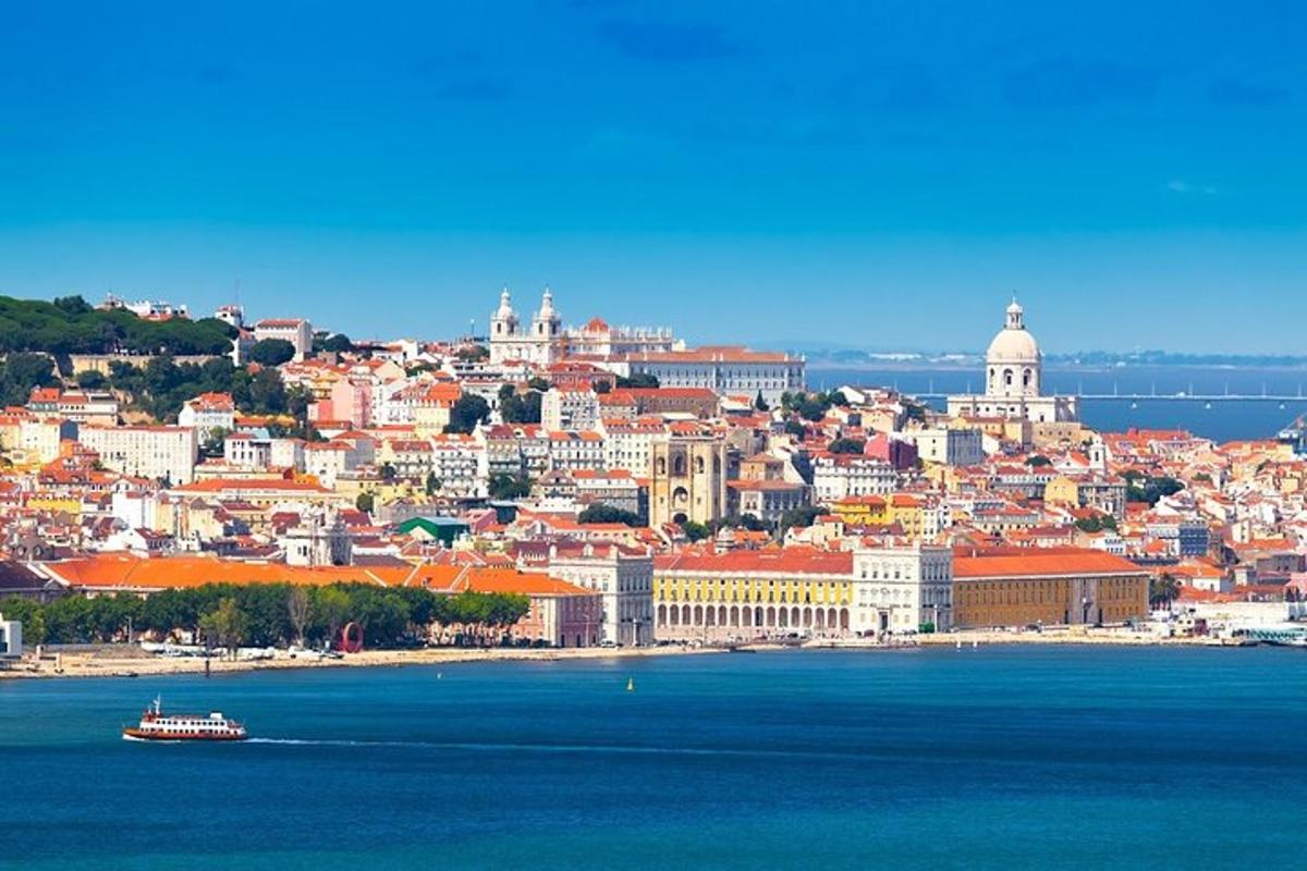 uma vista de uma cidade com um barco na água