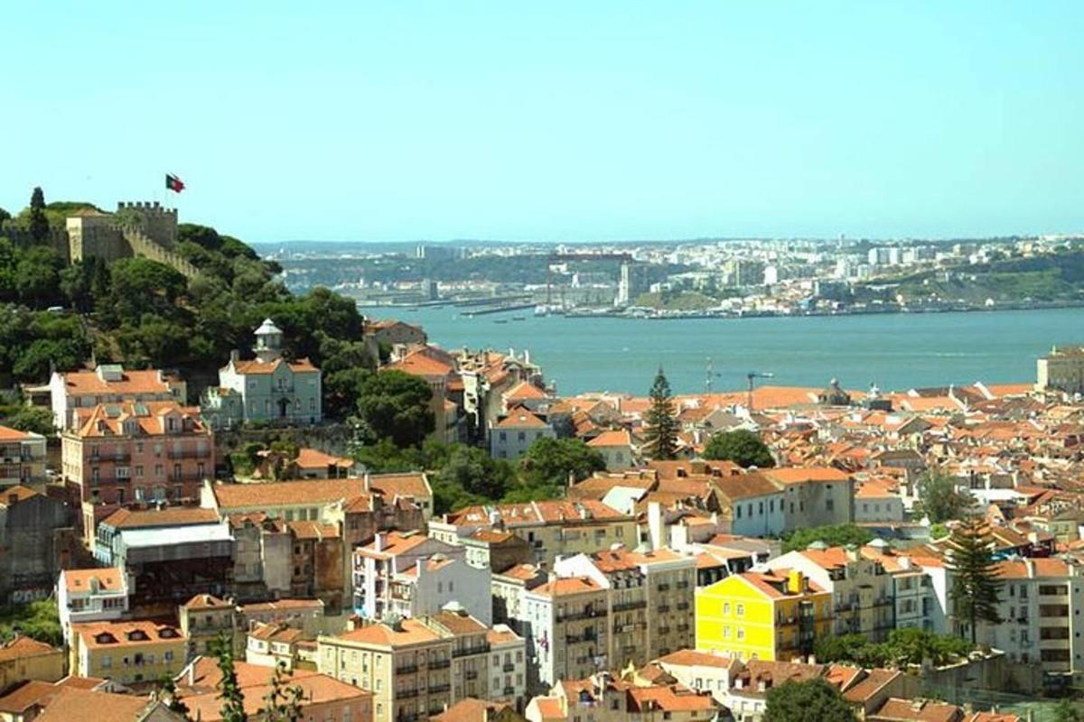 uma vista de uma cidade com edifícios e água