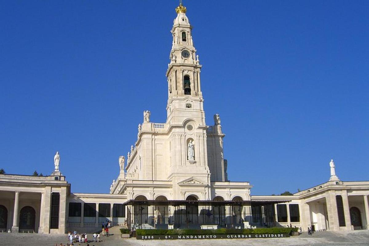 um grande edifício branco com uma torre alta