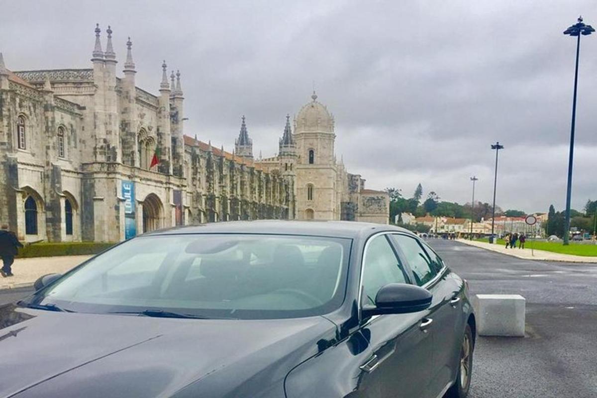 stříbrné auto zaparkované před budovou
