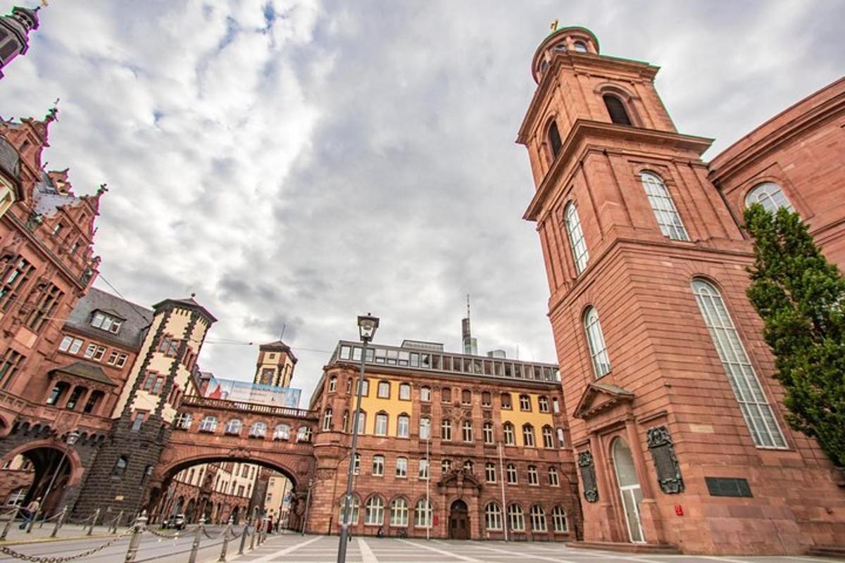 un grande edificio con una torre dell'orologio di fronte