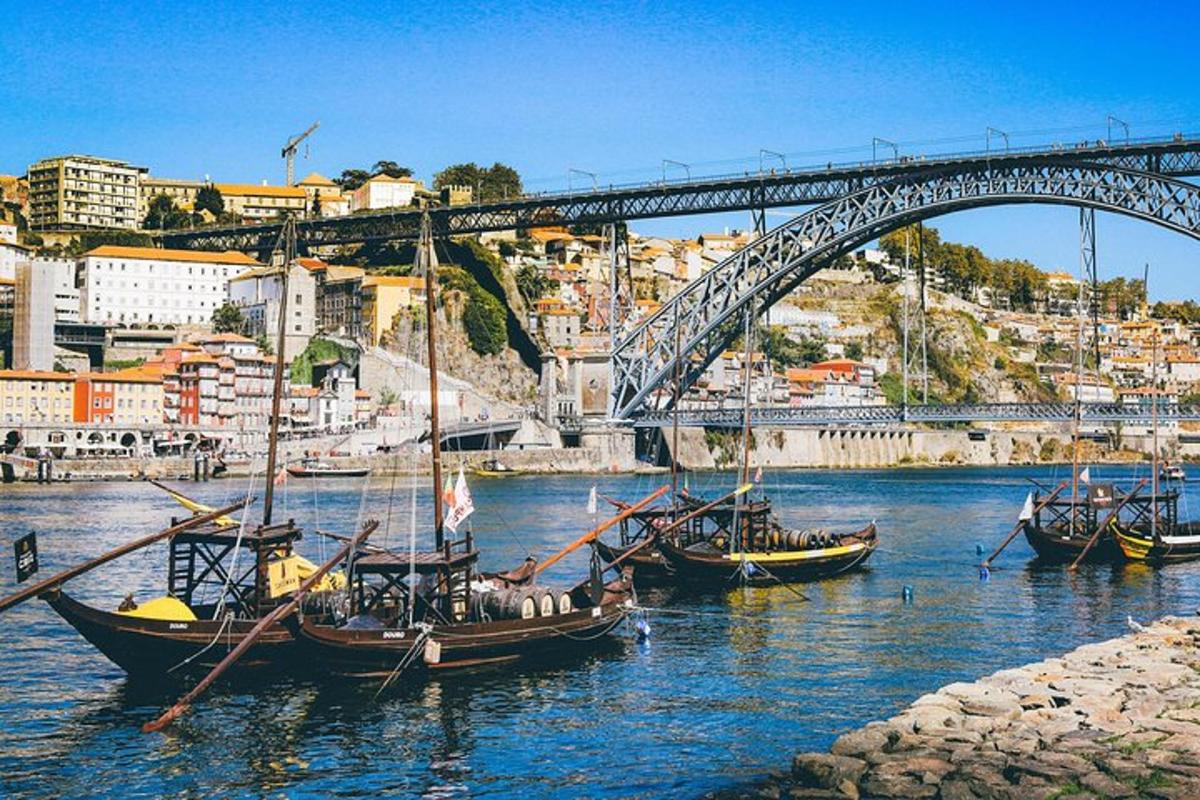 um grupo de barcos na água sob uma ponte